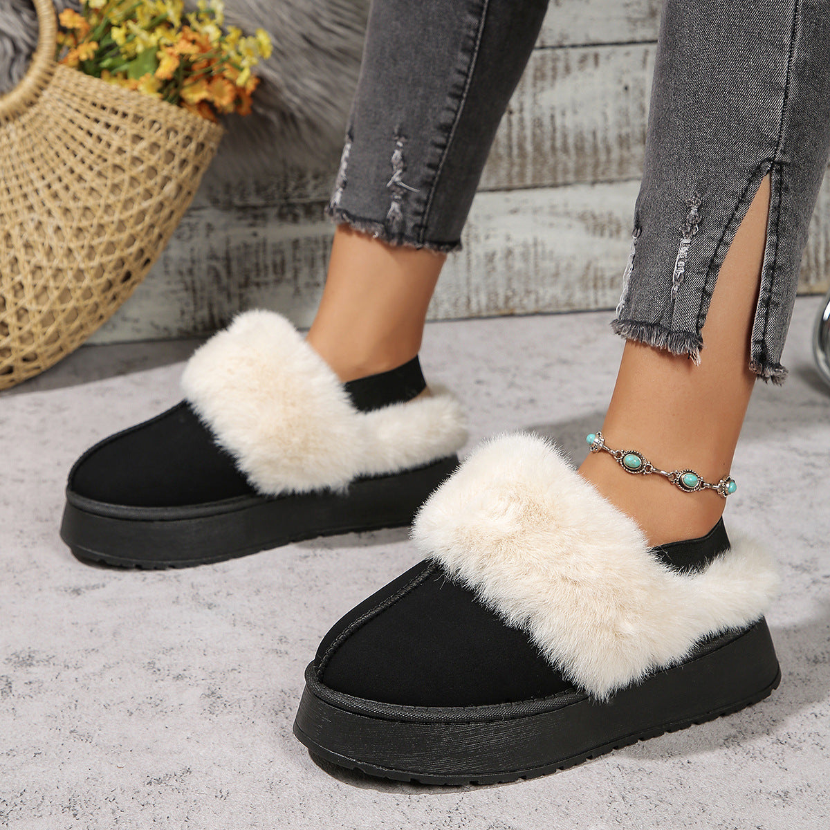 Women's Winter Plush Home Slippers – Fashionable Round Toe Flat Garden Shoes