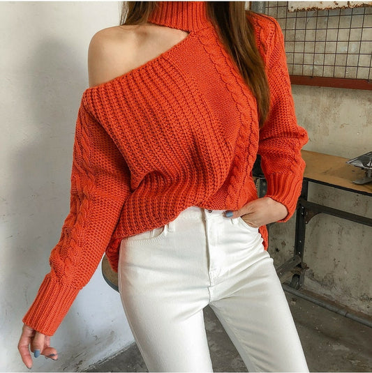 Sweater with Leaky Clavicle Design for an Elegant Neck Drape