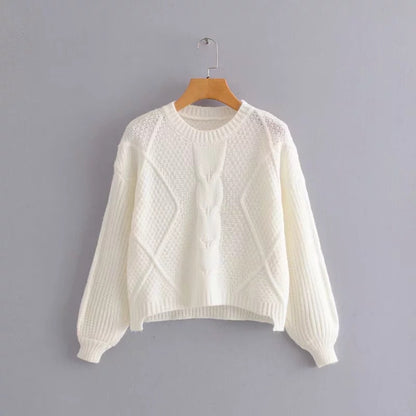 Shortfront and Long Sweater: Versatile Women's Knitwear with Trendy Styling