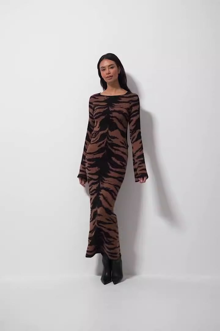 Fashionable Printed Dress: Flare Sleeves, Slim Fit, Open Waist with Fur Accent