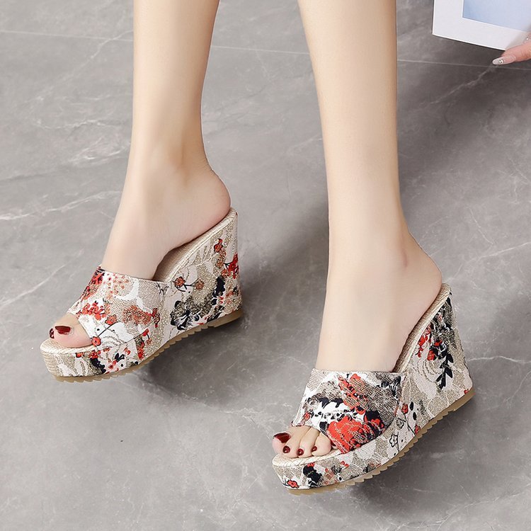 Fashionable Wedge Platform Sandals for Plus Size Women