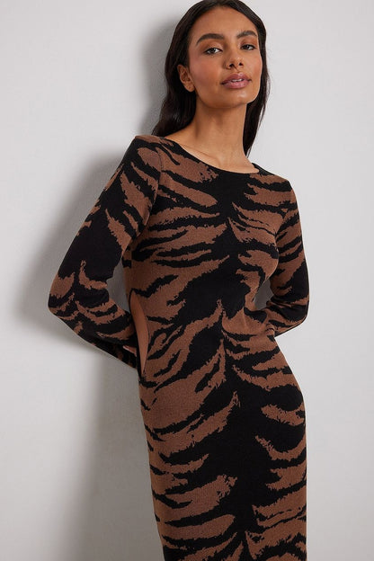 Fashionable Printed Dress: Flare Sleeves, Slim Fit, Open Waist with Fur Accent