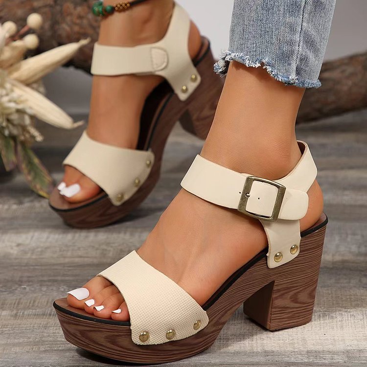 Women's Plus Size Sandals with Rivet Strap