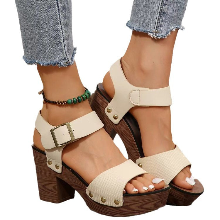 Women's Plus Size Sandals with Rivet Strap